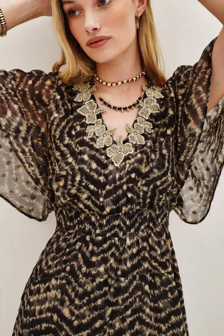 Vestido largo con escote en V mangas amplias y tajo central en falda con detalle de bordado de Rapsodia en Vestidos para argentina