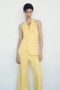 Pantalón flare detalle plisado de Mango en Pantalones para argentina