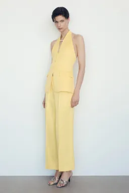 Pantalón flare detalle plisado de Mango en Pantalones para argentina