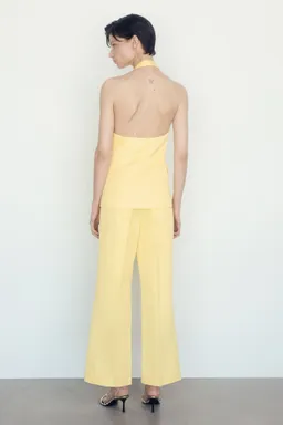 Pantalón flare detalle plisado de Mango en Pantalones para argentina