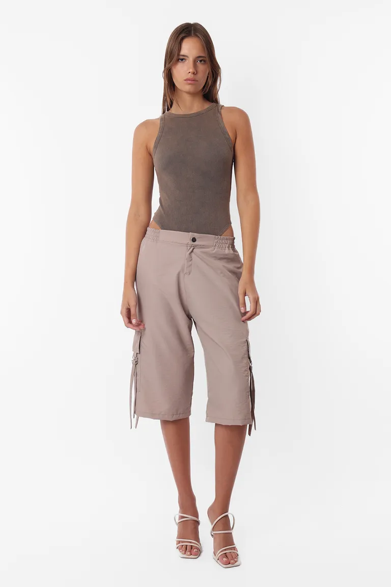 Bermudas cargo de tiro medio con bolsillos y detalles decorativos de Top White en Pantalones para argentina