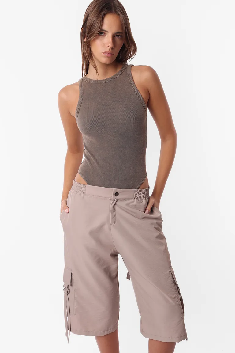 Bermudas cargo de tiro medio con bolsillos y detalles decorativos de Top White en Pantalones para argentina