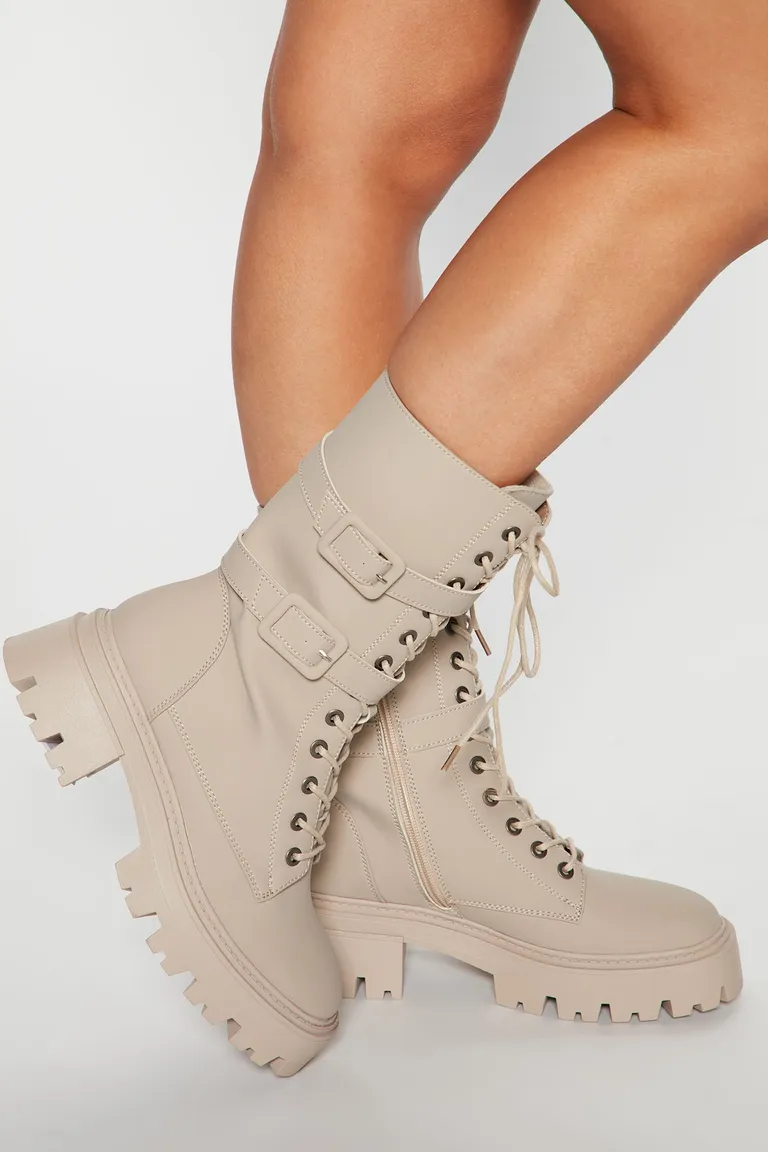 Borcegos thalia beige de Fashion Nova en Botas y Botinetas para argentina