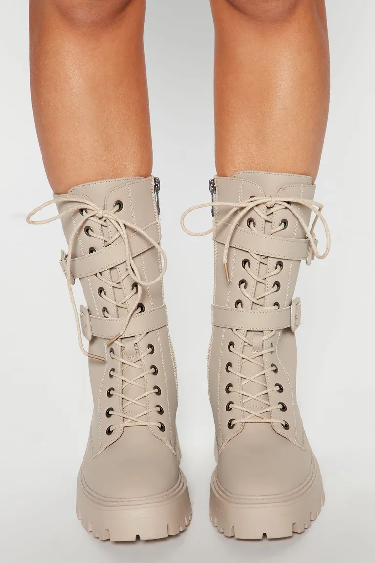 Borcegos thalia beige de Fashion Nova en Botas y Botinetas para argentina