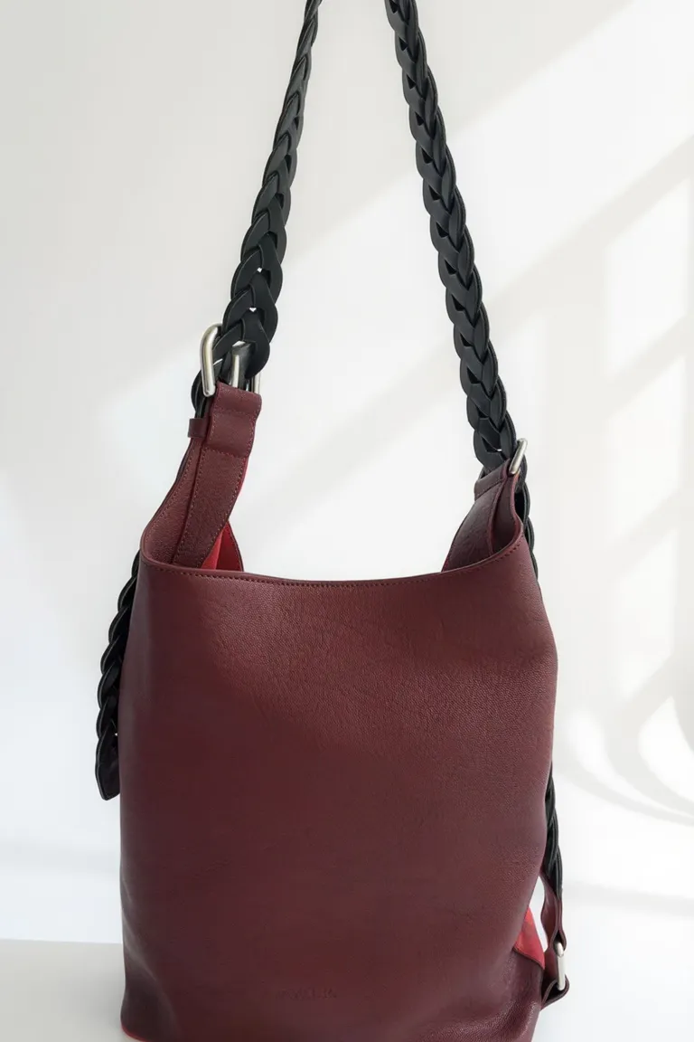 Bolso de cuero marrón con correa trenzada y cierre con hebilla de Maria Cher en Bolsos y Carteras para argentina