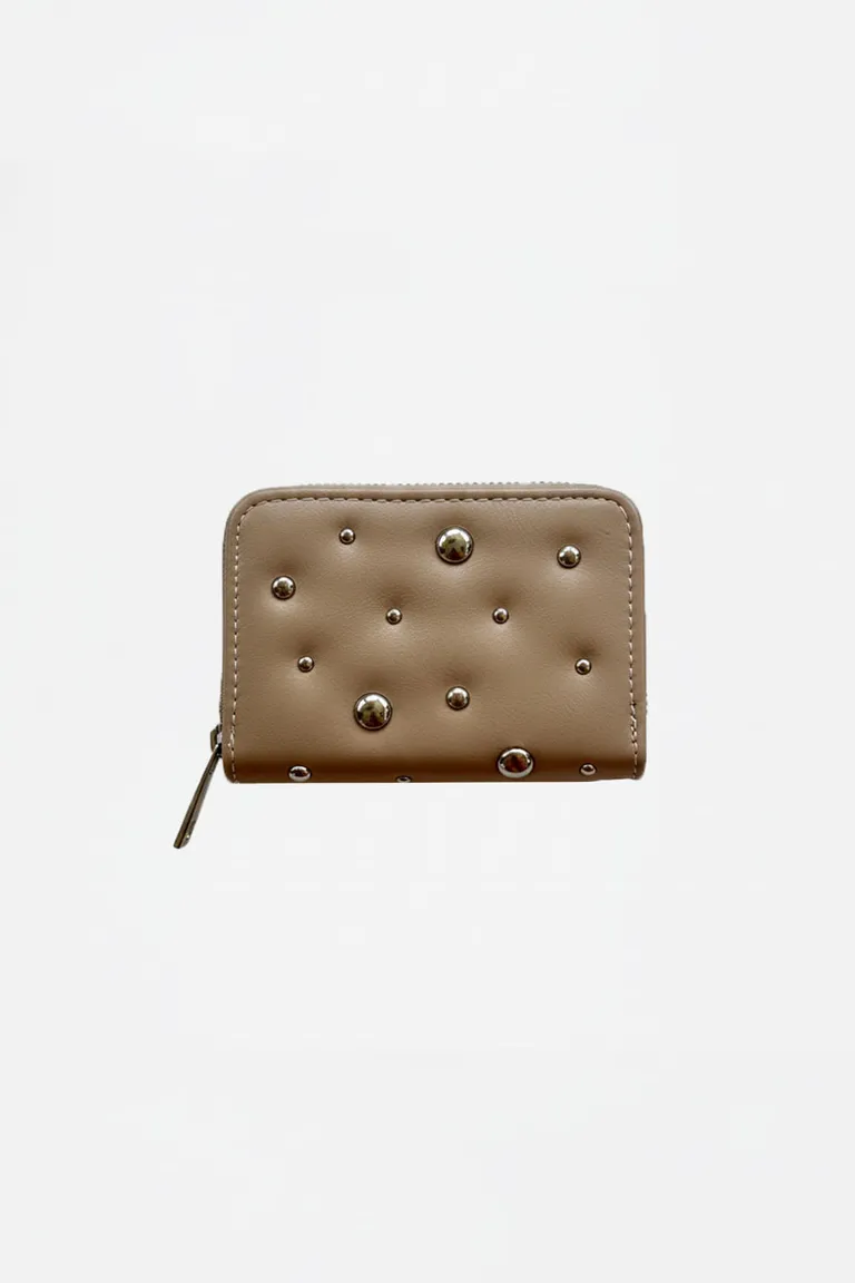 Monedero tipo tarjetero marrón con tachas, ideal para llevar tus tarjetas y efectivo de manera práctica de Portsaid en Billeteras y Monederos para argentina