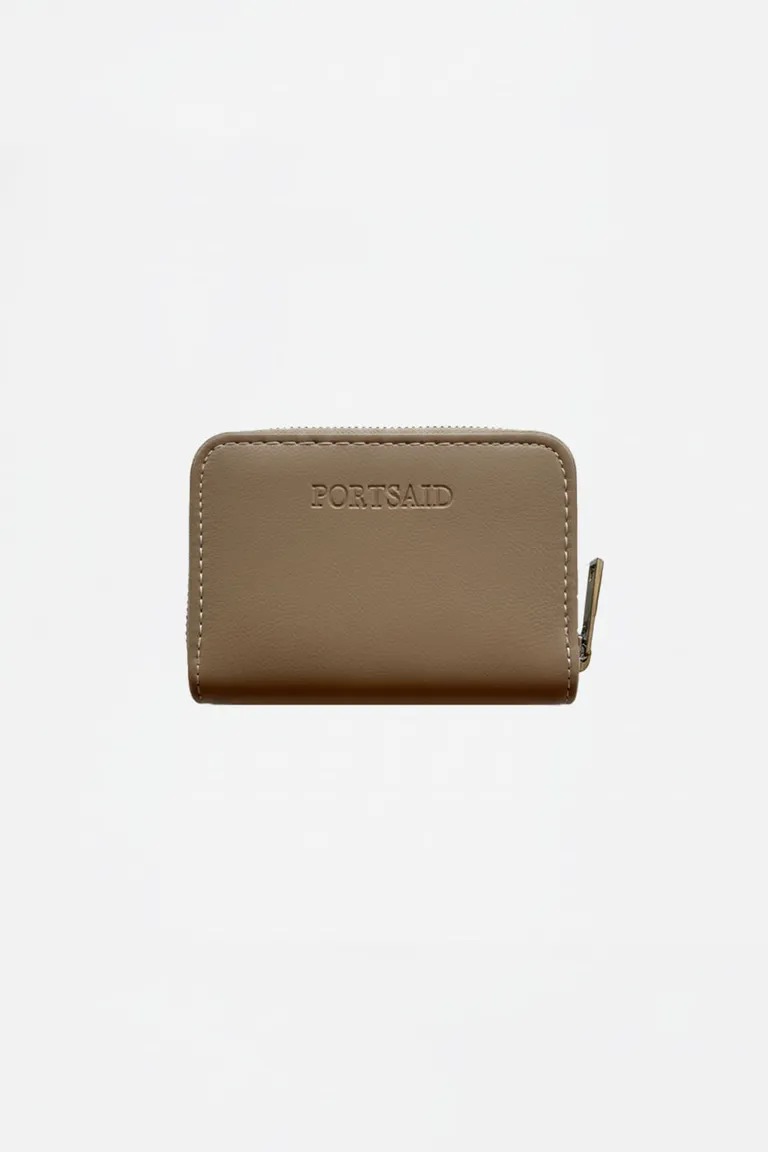 Monedero tipo tarjetero marrón con tachas, ideal para llevar tus tarjetas y efectivo de manera práctica de Portsaid en Billeteras y Monederos para argentina
