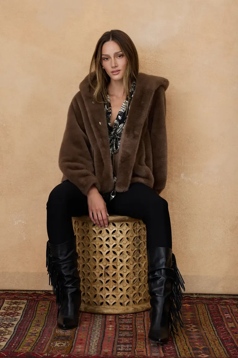 Bota de caña alta con terminación en punta detalle de flecos laterales y taco medio de Indiastyle en Botas y Botinetas para argentina