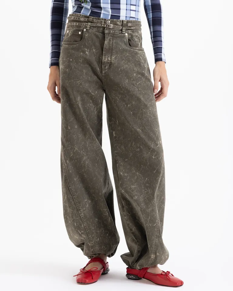 Pantalón tiro medio de corte wide leg con diseño de cinco bolsillos y acabado tipo lavado de Jazmin Chebar en Pantalones para argentina