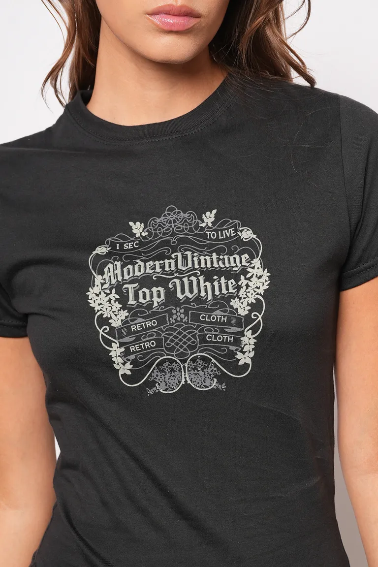 Remera de mujer con mangas cortas y estampa gráfica frontal de Top White en Remeras para argentina