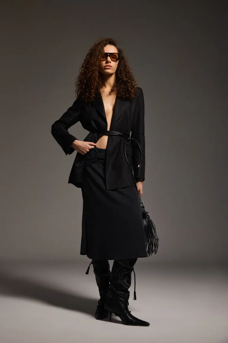 Saco sastrero de lino zargado en color negro con diseño recto y detalles metálicos de Maria Cher en Chaquetas para argentina