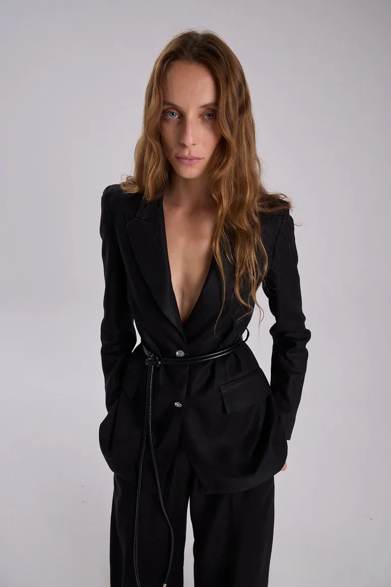 Saco sastrero de lino zargado en color negro con diseño recto y detalles metálicos de Maria Cher en Chaquetas para argentina