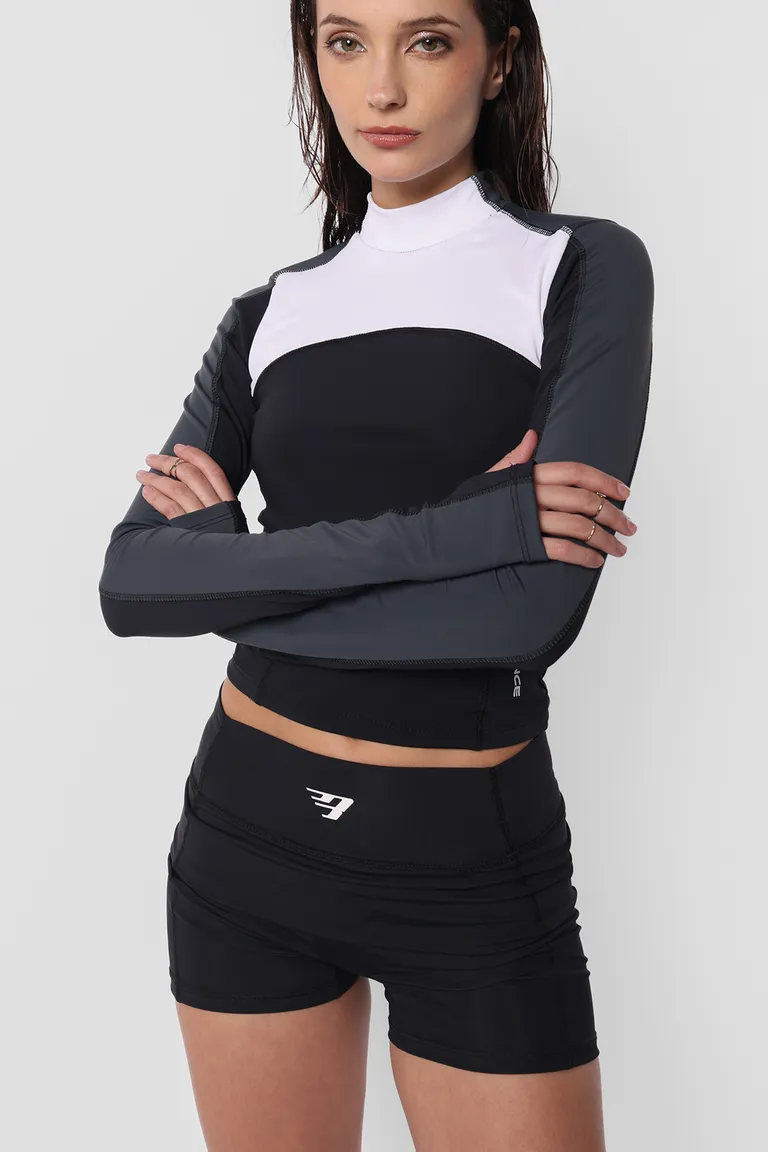 Top deportivo de manga larga con recortes y detalles en negro de Top White en Tops para argentina