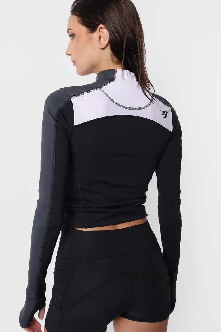 Top deportivo de manga larga con recortes y detalles en negro de Top White en Tops para argentina