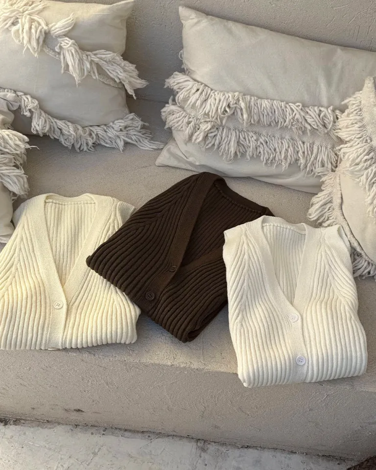 Top acanalado de cuello en V con cierre frontal de botones de Sky en Buzos y Sweaters para argentina