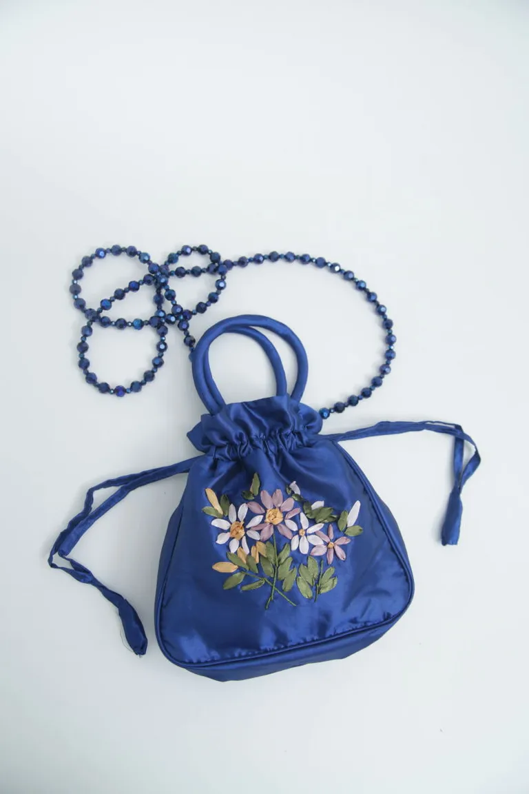Cartera de tela satinada con bordado floral y correa de piedras facetadas en color azul de Las Pepas en Bolsos y Carteras para argentina