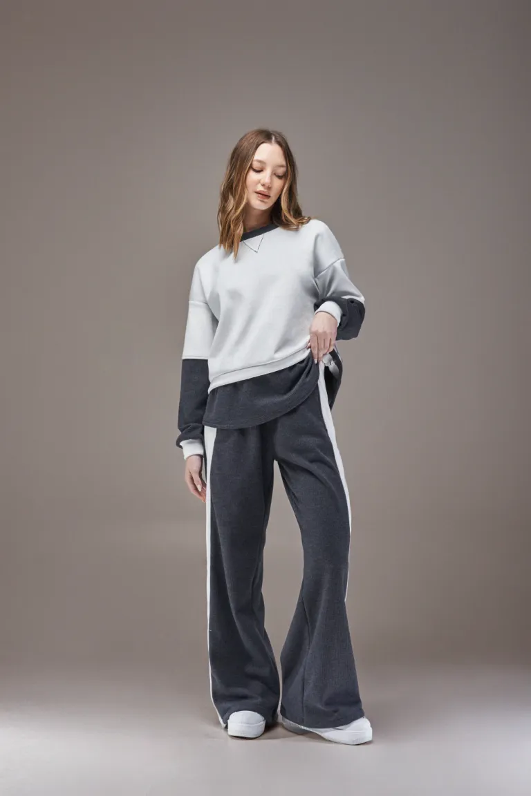 Suéter gris de canalé con mangas largas y ribetes contrastantes de Apricot en Buzos y Sweaters para argentina