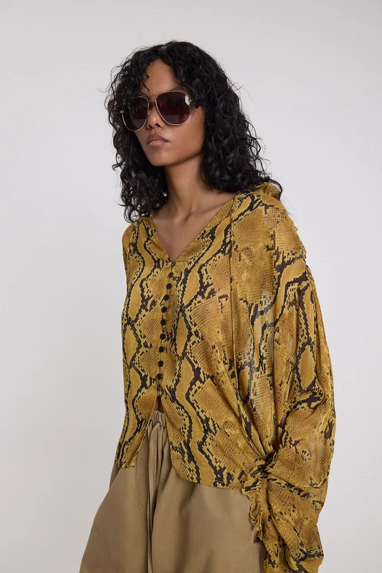 Camisa de mujer con diseño animal print, mangas amplias, escote en V y botones frontales de Maria Cher en Camisas para argentina