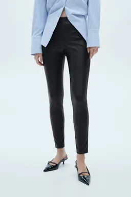 Leggings efecto cuero de Mango en Pantalones para argentina