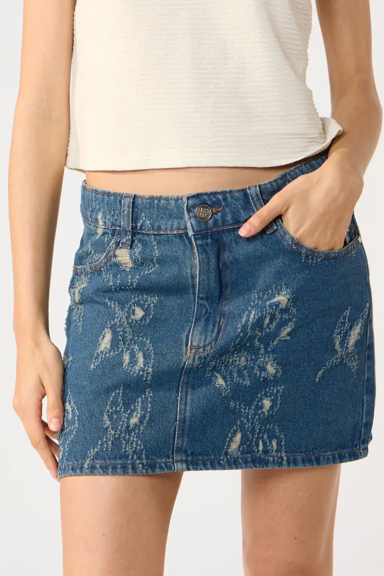 Falda corta de denim azul con detalles de diseño láser de Cuesta Blanca en Faldas para argentina