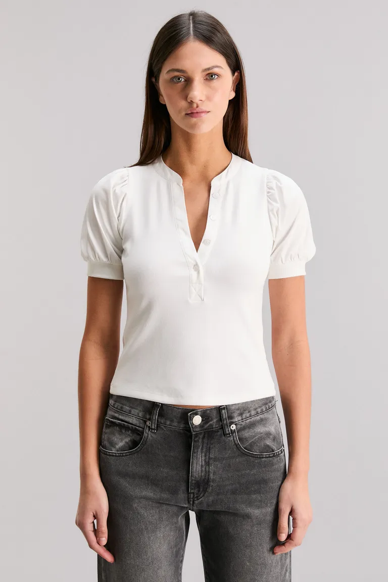 Remera de manga corta con detalles de satén en cuello, cartera y puños de Kosiuko en Remeras para argentina