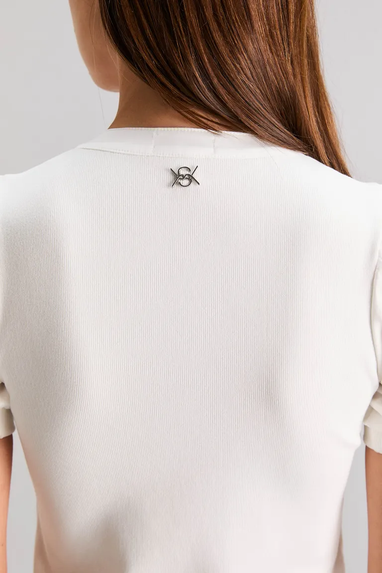 Remera de manga corta con detalles de satén en cuello, cartera y puños de Kosiuko en Remeras para argentina