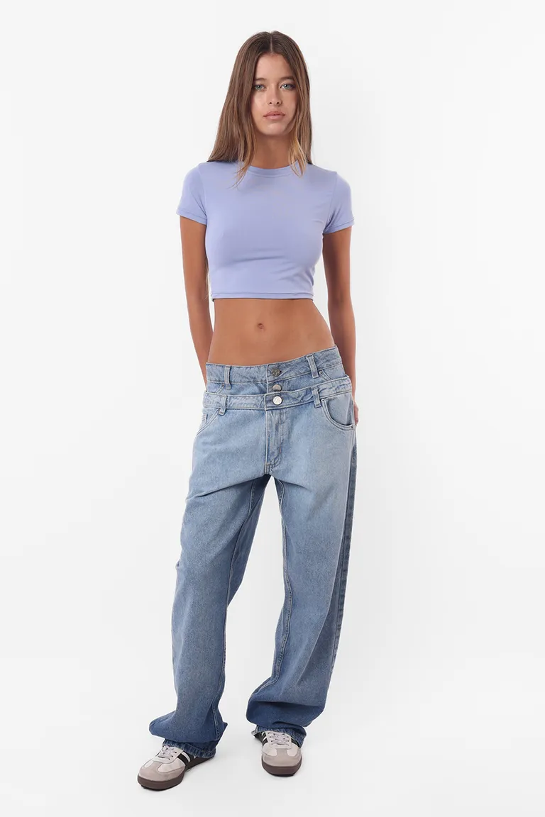 Top corto de manga corta y cuello redondo en color celeste de Top White en Tops para argentina