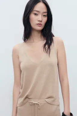 Top punto cuello pico de Mango en Tops para argentina