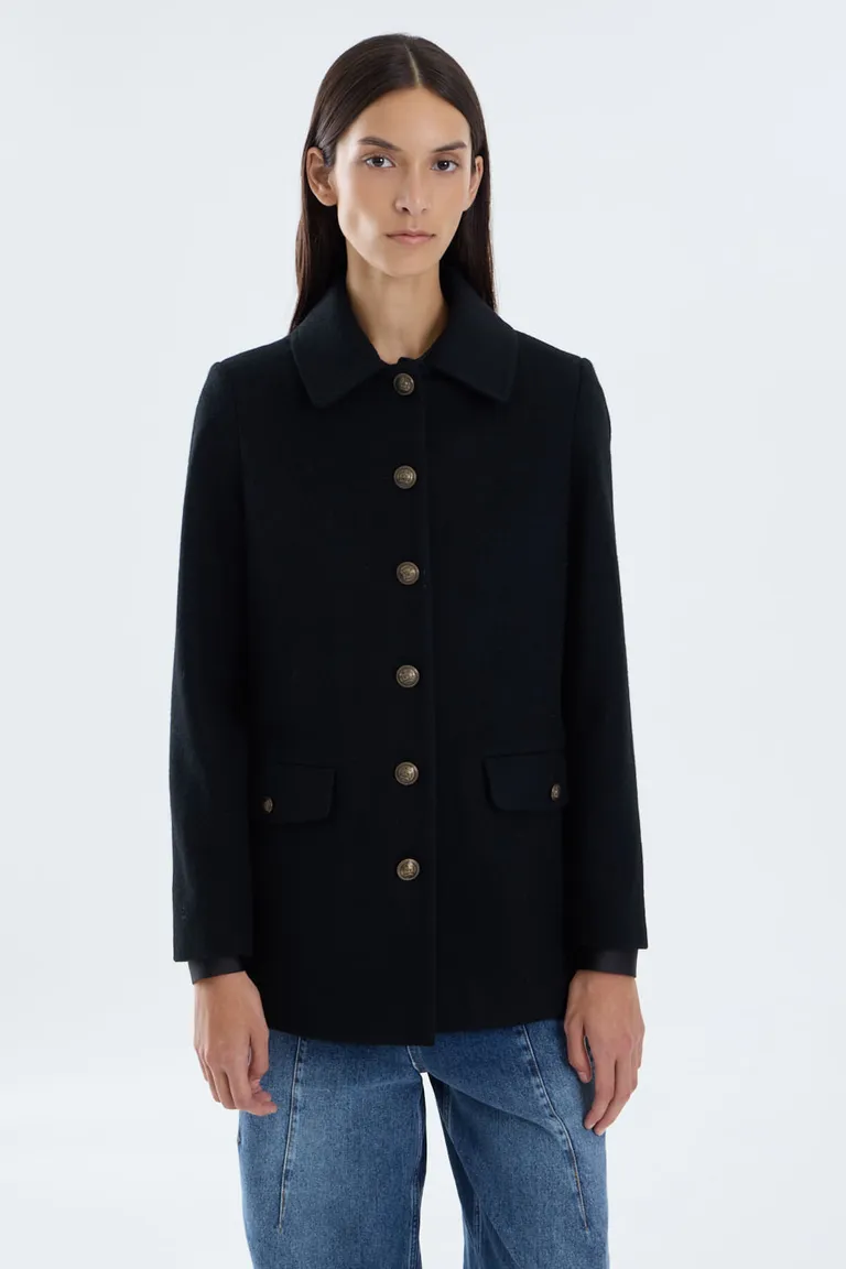Abrigo de corte recto con botones metálicos y estructura formal de Portsaid en Tapados para argentina