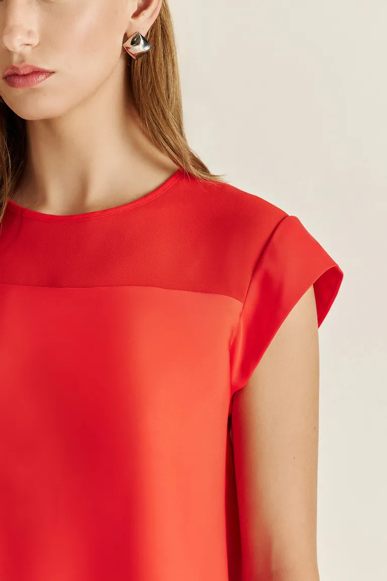 Top satinado con detalles traslúcidos, un básico elegante y versátil para el guardarropa femenino de Tucci en Tops para argentina