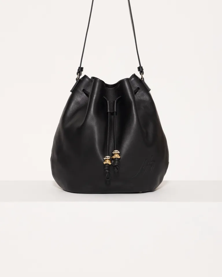 Bolso bucket de gamuza negra con detalles metálicos y ajuste regulable de Jazmin Chebar en Bolsos y Carteras para argentina