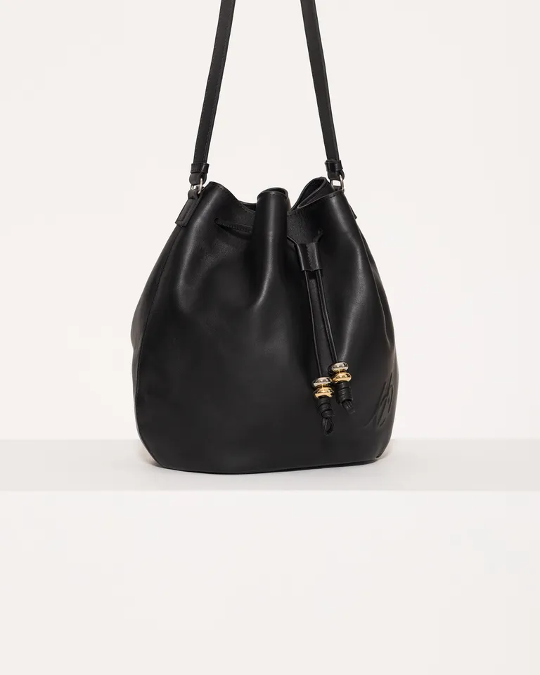 Bolso bucket de gamuza negra con detalles metálicos y ajuste regulable de Jazmin Chebar en Bolsos y Carteras para argentina