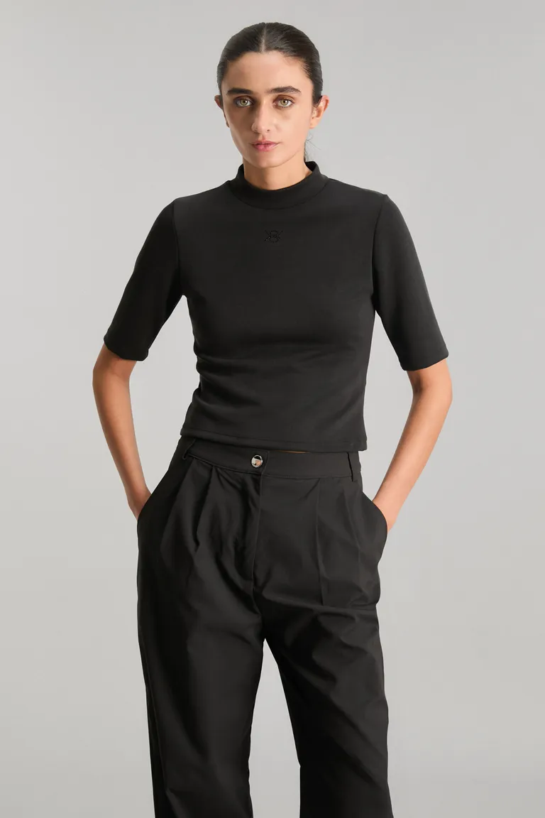 Remera minimalista de línea slim con cuello polera y cierre invisible en espalda de Kosiuko en Remeras para argentina