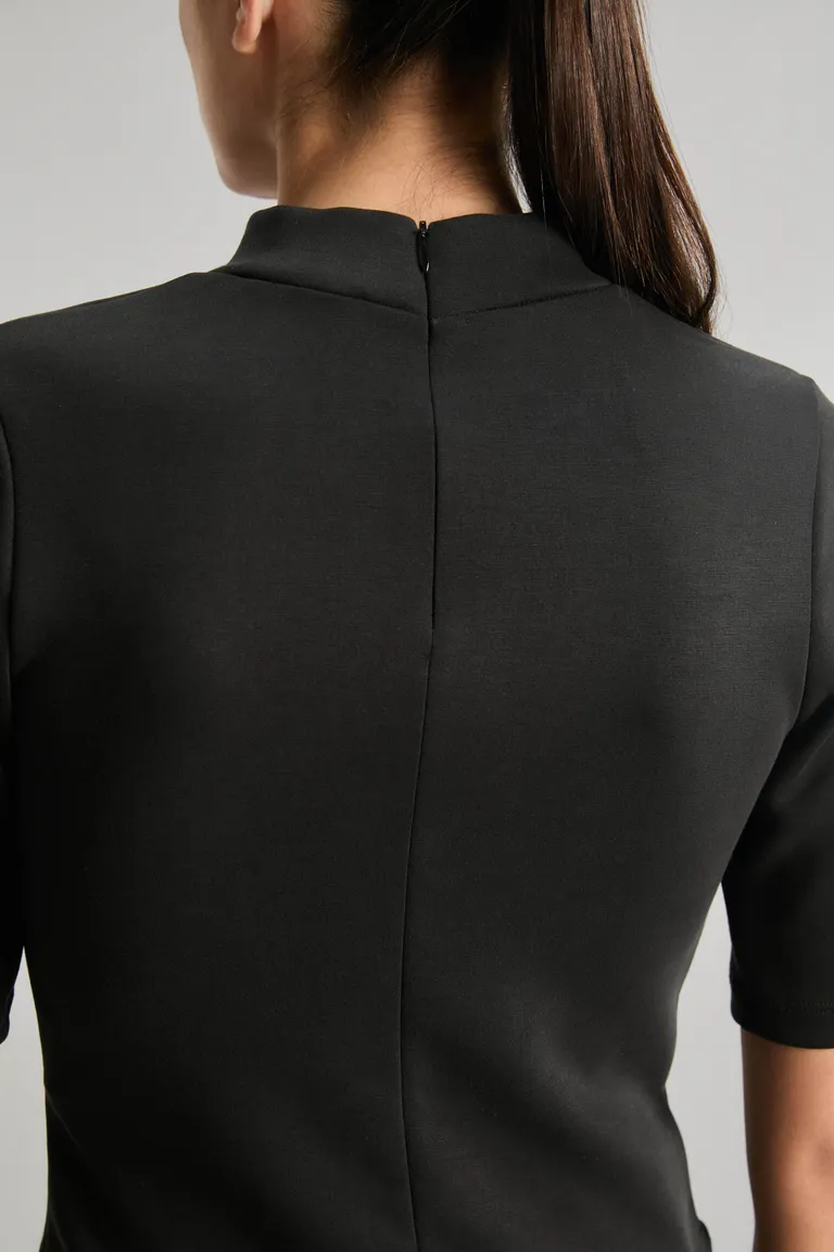 Remera minimalista de línea slim con cuello polera y cierre invisible en espalda de Kosiuko en Remeras para argentina