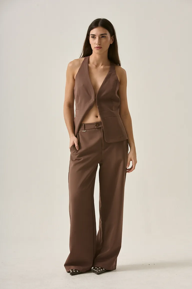 Pantalón recto de tela sastrera con corte medio, diseño versátil y clásico de Sweet en Pantalones para argentina