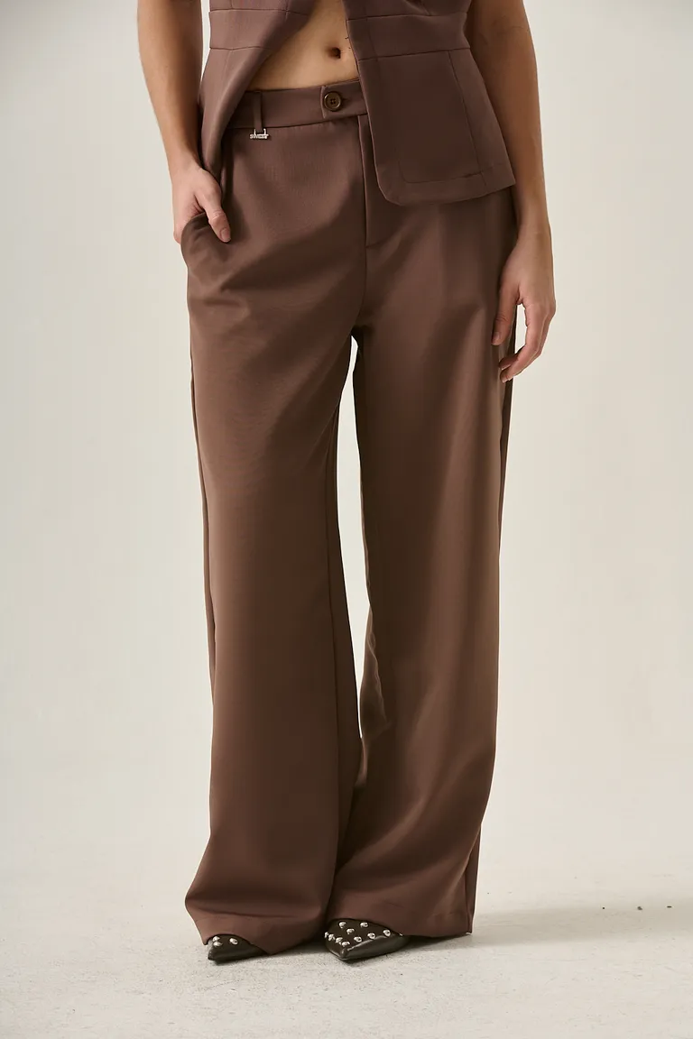 Pantalón recto de tela sastrera con corte medio, diseño versátil y clásico de Sweet en Pantalones para argentina