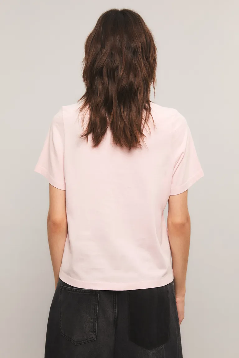 Remera de cuello redondo y manga corta con frase estampada en el frente para uso diario de Kosiuko en Remeras para argentina