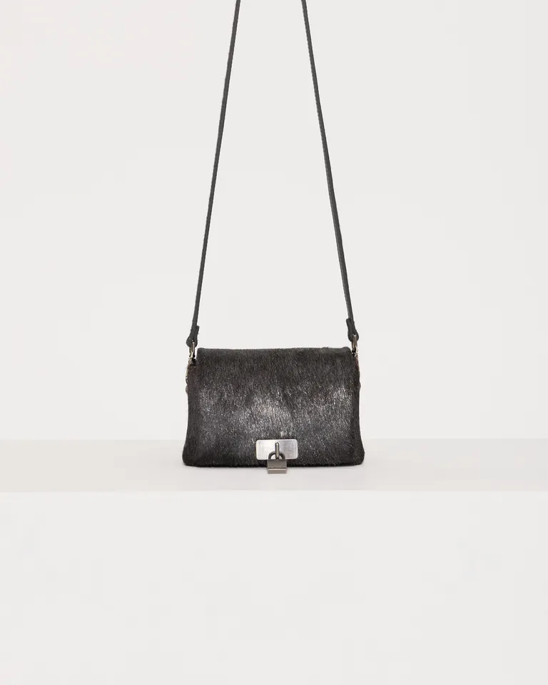 Bandolera de cuero negro con cierre magnético y compartimientos separados de Jazmin Chebar en Bolsos y Carteras para argentina