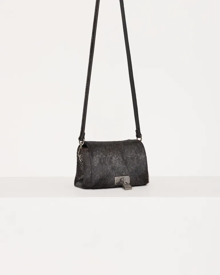 Bandolera de cuero negro con cierre magnético y compartimientos separados de Jazmin Chebar en Bolsos y Carteras para argentina