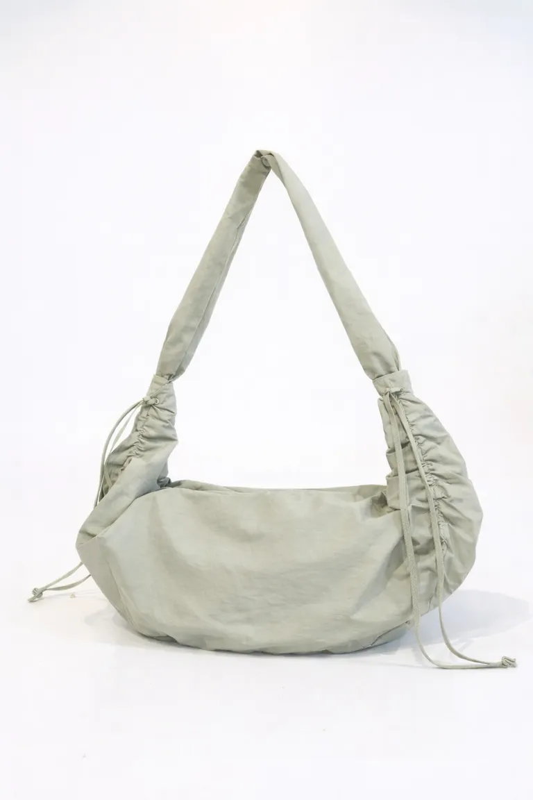 Cartera estilo hobo con frunces laterales ajustables y cierre superior de Maria Cher en Bolsos y Carteras para argentina