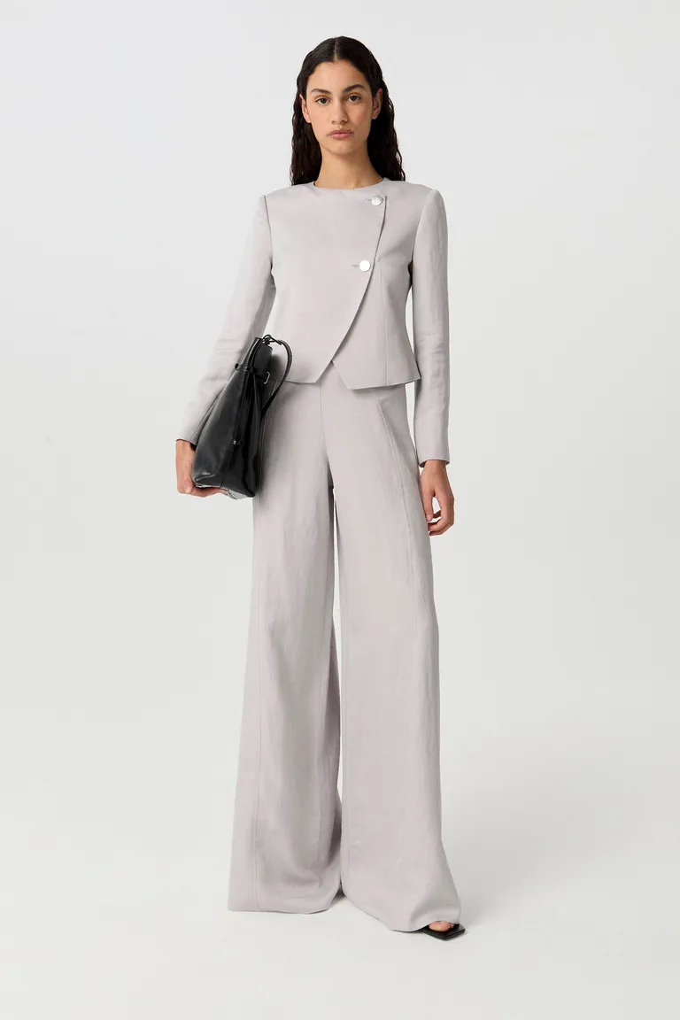 Blazer de corte entallado en tono gris, ideal para complementar tus looks de oficina y eventos de Markova en Blazers para argentina