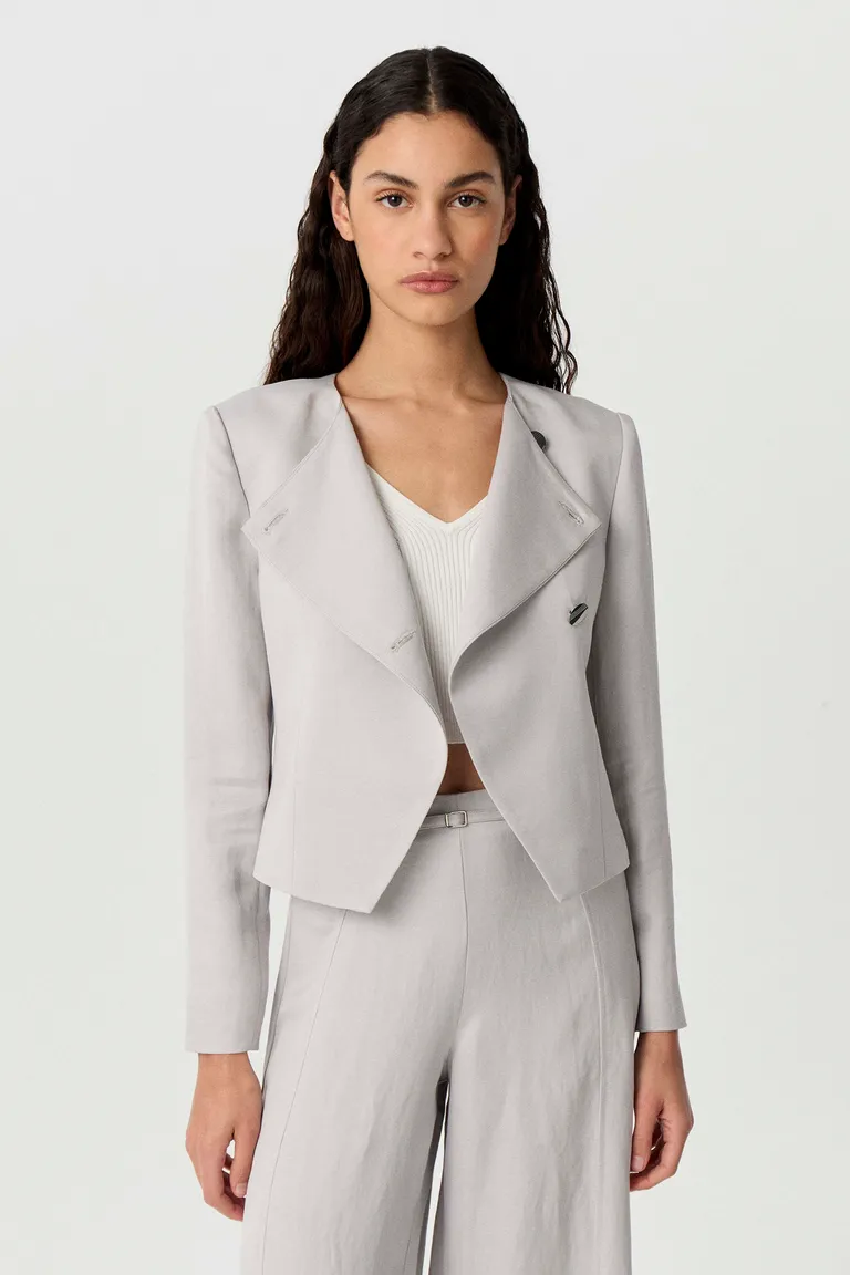 Blazer de corte entallado en tono gris, ideal para complementar tus looks de oficina y eventos de Markova en Blazers para argentina
