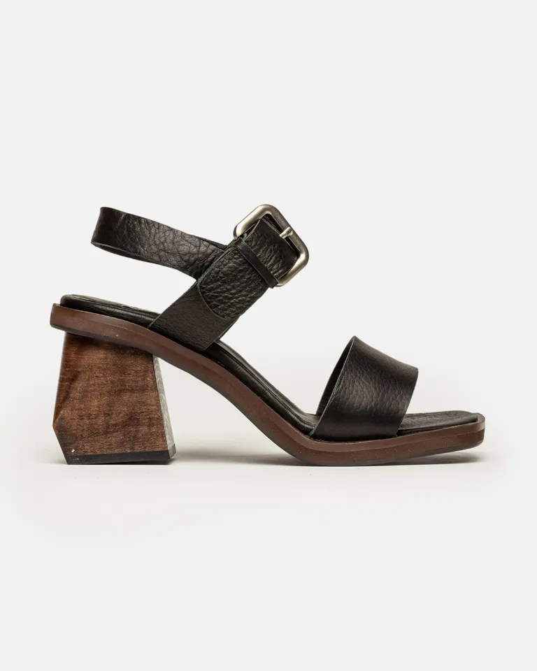 Sandalias altas de cuero liso con taco de madera y detalles metálicos de Prüne en Sandalias para argentina