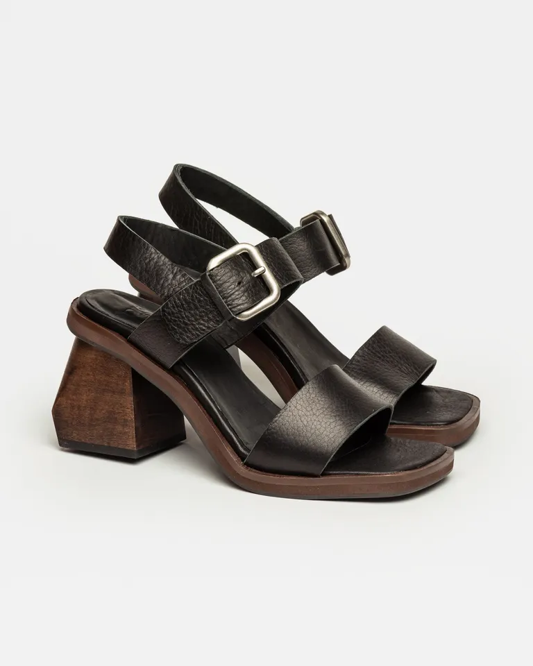 Sandalias altas de cuero liso con taco de madera y detalles metálicos de Prüne en Sandalias para argentina