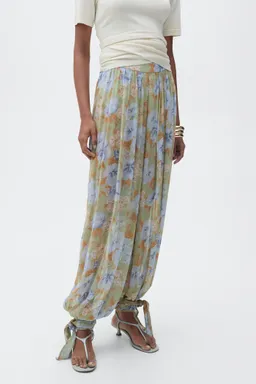 Pantalón globo estampado floral de Mango en Pantalones para argentina