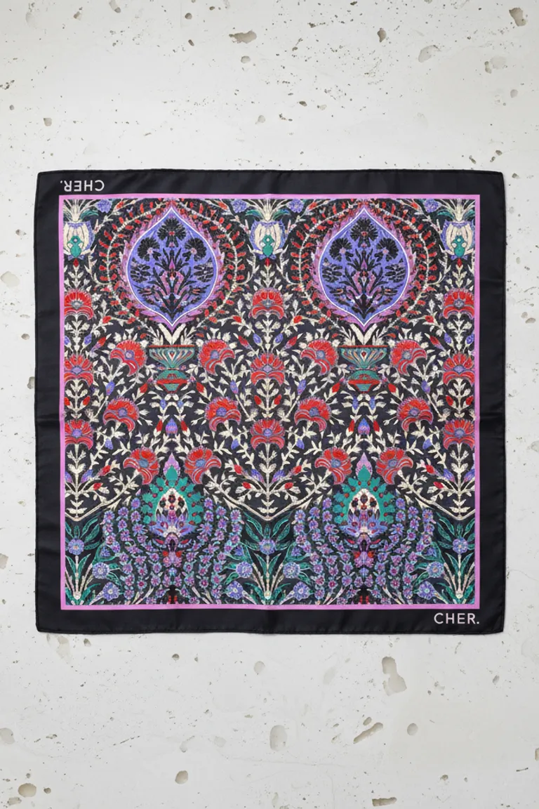 Pañuelo de seda estampado con diseño geométrico y floral en tonos vivos de Maria Cher en Bufandas y Pañuelos para argentina
