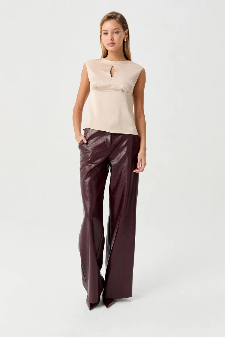 Blusa de seda plisada en tono beige, diseño elegante y versátil para la mujer moderna de Markova en Blusas para argentina