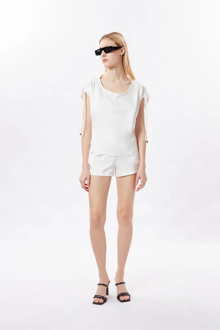 Shorts sastrero de tiro alto en satén color blanco, de diseño contemporáneo y versatilidad única de Naíma en Shorts para argentina