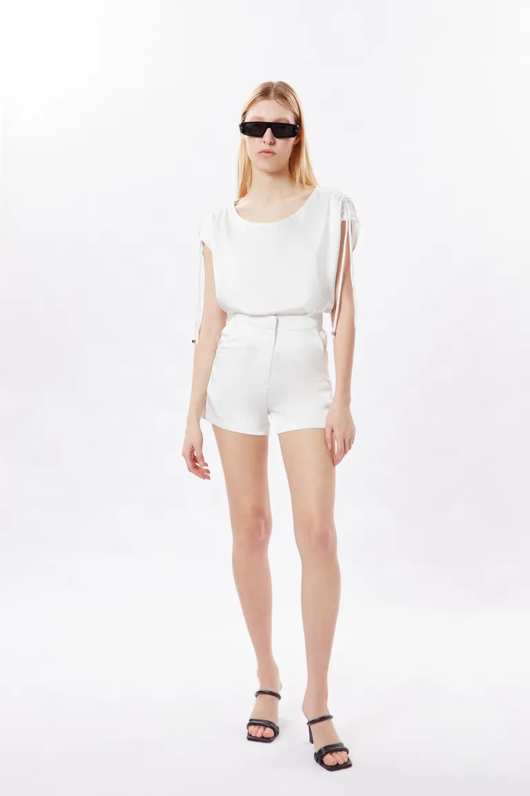 Shorts sastrero de tiro alto en satén color blanco, de diseño contemporáneo y versatilidad única de Naíma en Shorts para argentina