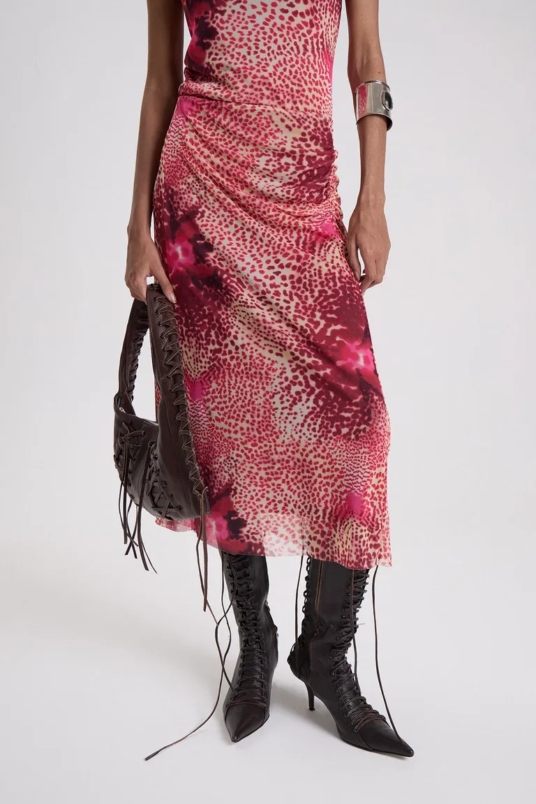 Pollera midi entallada con frunces laterales y estampa integral con cintura elastizada de Maria Cher en Faldas para argentina